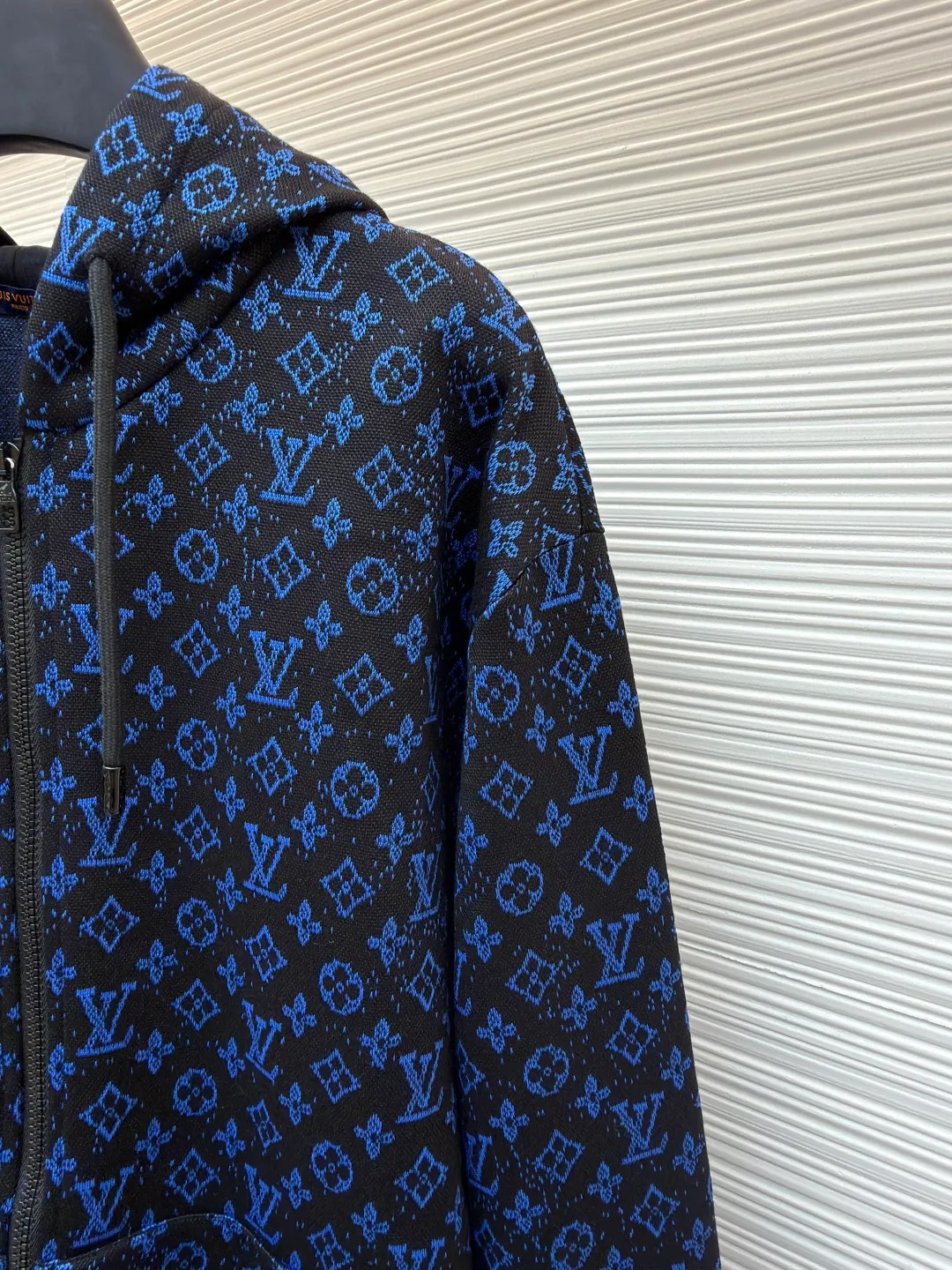 LOUIS VUITTON presbyopia jacquard hoodie ●Original version: purchased and developed for 13400 ●Item number: 1680951-B60 ●Fabric: spun fabric ●Technology: jacquard production ●Version: fitted version ●Weight: about 725 grams ●Size: XS-S-M-L ●Description: The fabric is woven using [18-needle double-sided jacquard machine imported from Italy], weight [280g], disassembled Y version [Chemical T test yarn count parameters], completely [1:1 reduced material process], using [4 groups of yarns with different composition specifications], presbyopic letter blue yarn is used [150D/144 F] Polyester material semi-matt low elastic yarn, later stage [4 strands of yarn twisted], the black yarn is [pure cotton ring-spun 32s double-ply cotton yarn], the bottom yarn is made of [150D/36F] polyester material semi-matt low elastic yarn, interlayer black yarn [140D/36F] nylon material semi-matt high elastic yarn, later stage Single strands of yarn are woven into two strands, and the jacquard weave is made by [purely hand-drawn stitches]. All spots on the fabric are marked out one stroke at a time. If the full-width jacquard loom is turned on too fast, the gray fabric will easily produce holes and threads. One loom can weave less than 30 kilograms of gray fabric in a day, and the weaving cost is extremely high. Clothing It adopts [hand-cut front center positioning flower], [restored flower cutting] for pockets, [positioning flower starting position] on both the front and back sleeves, the placket zipper uses [semi-painted puller], matching [nylon material high elastic yarn flat machine] woven rib, [cotton material 0.6cm wide core-covered hat rope + spray-painted medium hanging clock]. The overall wiring is straight and delicate, the fabric is comfortable and soft, and the color is consistent without color difference. It can be matched with the same style to create a fashionable look and control various occasions. Customized accessories, complete with three standards, same style for men and women!